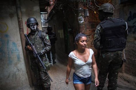 Militares No Rio Usam Máscara De Caveira Para Proteger O Rosto Veja