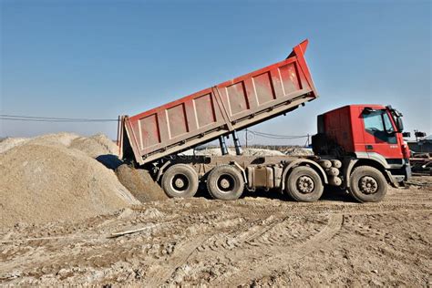 Caminhão Que Descarrega a Areia Foto de Stock Imagem de descarregar