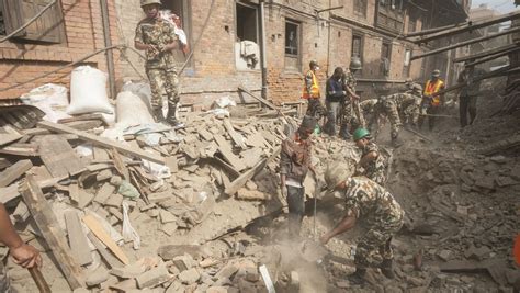 Himalaya Erdbeben In Nepal Tausende Harren Im Freien Aus Der Spiegel