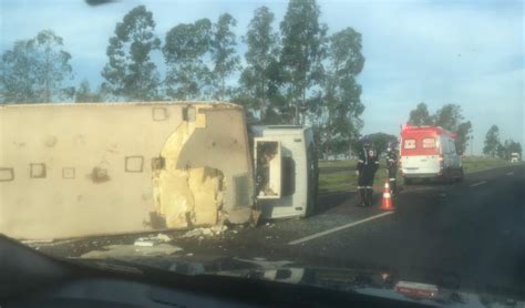 Caminh O Carregado Porcos Tomba Na Br E Pista Fica Parcialmente