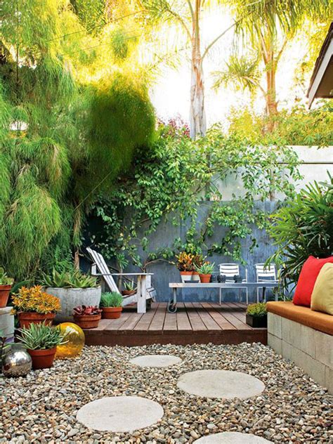 20 Small Backyard Garden For Look Spacious Ideas | HomeMydesign