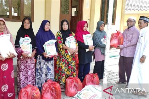 Dewan Dakwah Salurkan Bantuan Sembako Bagi Warga Kurang Mampu Di Aceh