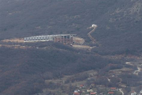 U Prozor Rami Se Gradi Velika Fabrika Zapo Ljavanje Osoba Haber Ba