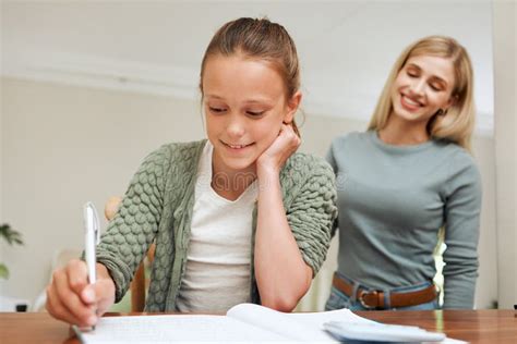 Su Futuro Brillante Una Madre Ayudando A Su Hija Con Los Deberes En La