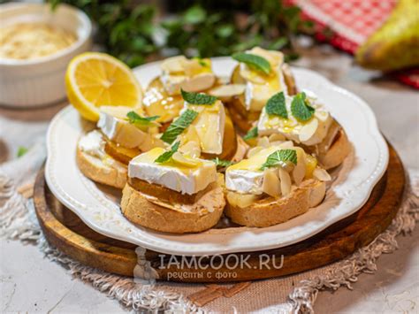 Брускетта с грушей и сыром бри — рецепт с фото пошагово