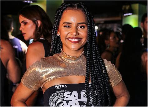 Gleici Damasceno Dispensa Lingerie Em Look Fendado Em Folia Em Salvador