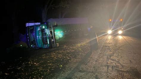 Despiste y vuelco de un camión en la Ruta 30 La Razon de Chivilcoy