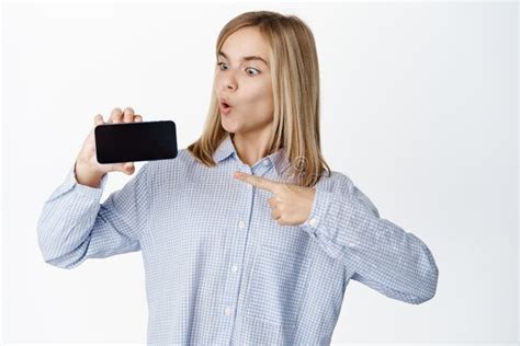 Petite Fille Blonde Enthousiaste Montrant écran De Smartphone Horizontal Vide Téléphone Mobile