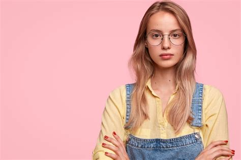 Femme Blonde Portant Une Salopette En Denim Photo Gratuite
