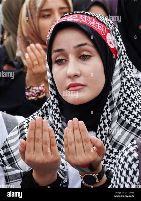 Une Jeune Femme Prie Pour Les Vies Perdues En Palestine Lors Dun