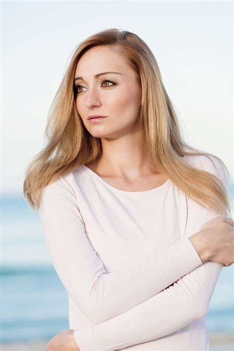 Mooi Blonde Vrouwenportret Op Het Strand Stock Foto Image Of Vrij Portret 27473604