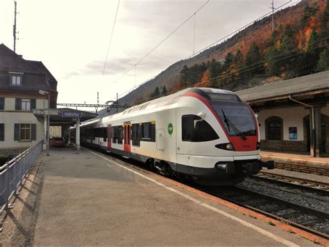 SBB Triebzug RABe 523 013 Im Bahnhof Vallorbe Auf Gleis 1 Als S2 Nach