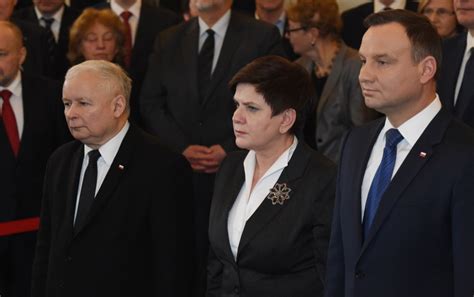 Kantar Public 54 proc badanych dobrze ocenia pracę Dudy Szydło