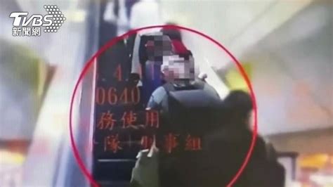 搭電扶梯閃光燈狂閃！男偷拍女乘客裙底 捷警眼尖逮人 Tvbs Line Today