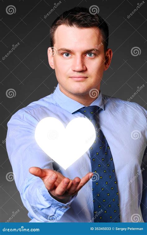 L Homme D Affaires Tient Le Coeur Image Stock Image Du Chemise Soin