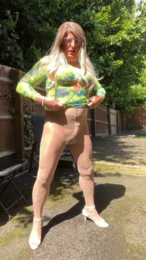Amateur Crossdresser Kellycd In Sexy Pantyhose And Heels Nude