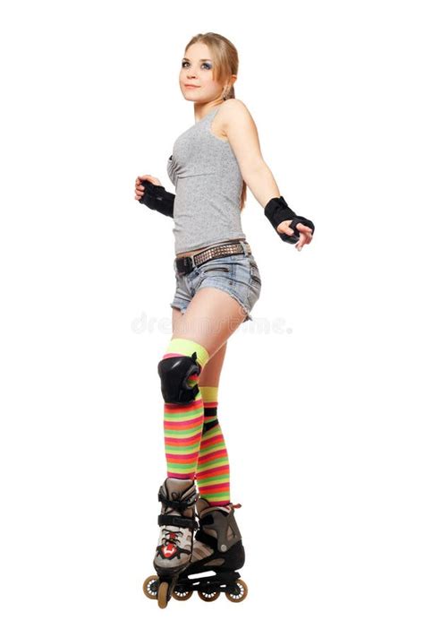 Jeune Blonde Attirante Sur Des Patins De Rouleau Image Stock Image Du Noir Rouleau 22078673