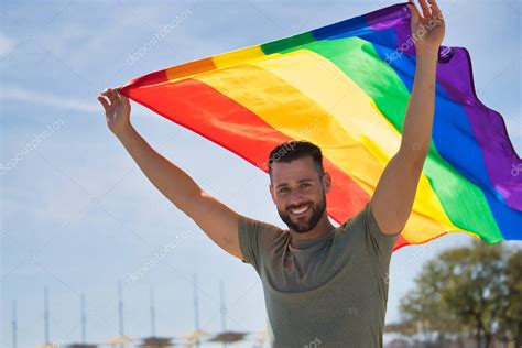 Joven Y Guapo Hombre Gay Con Barba Y Camisa Verde Con Ojos Azules Sonrisa Perfecta Y Ondeando