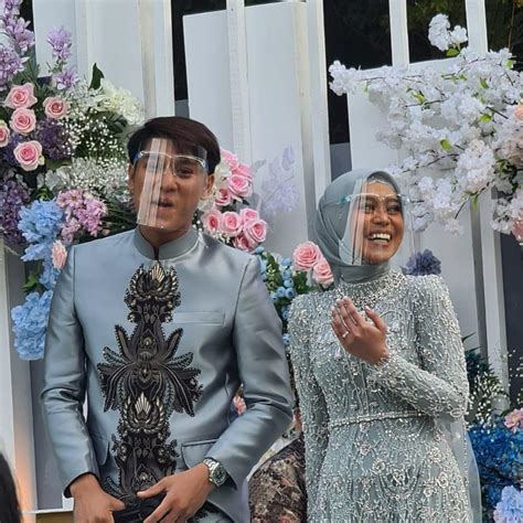 Rizky Billar Dan Lesti Kejora Pilih Busana Senada Di Acara Lamaran