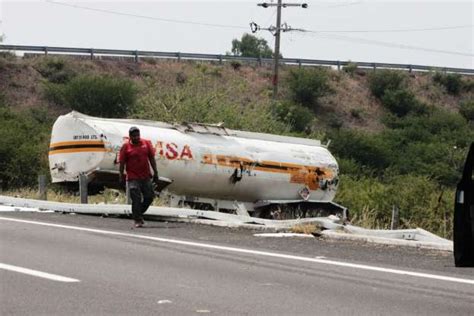 Se Accidenta Cami N Tr Iler Cargado Con Gasolina En Michoac N