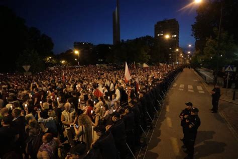 Ponad 100 tys osób protestuje w całym kraju w obronie sądów