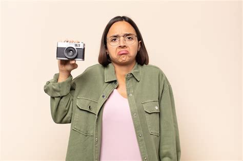 Jovem Latina Encolhendo Os Ombros Sentindo Se Confusa E Insegura Duvidando Os Bra Os