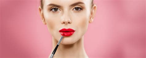 Concepto De Belleza Mujer Aplicando L Piz Labial Rojo Con Fondo De