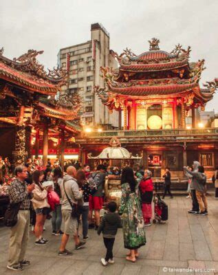 Longshan Temple in Taipei Guide + Photos 2024 - Taiwanderers