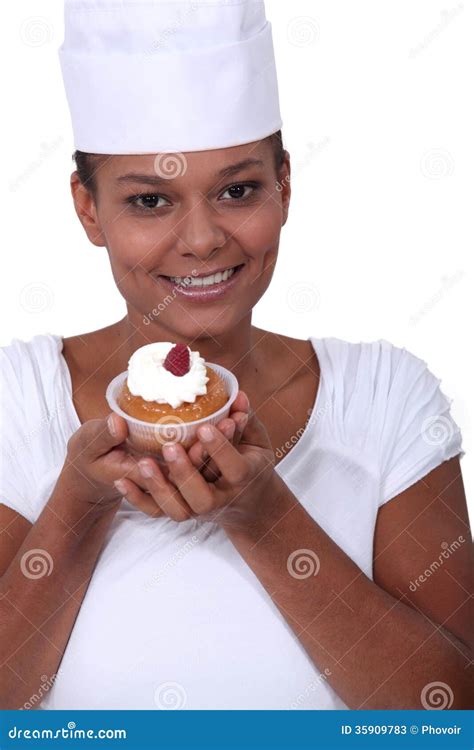 Cocinero Que Muestra Apagado La Torta Imagen De Archivo Imagen De