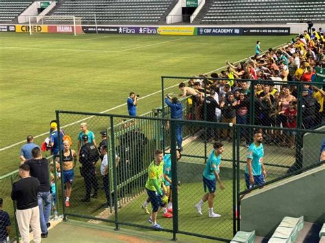 Torcida Se Frustra E Cbf Abre Port Es No Final Do Treino Da Sele O No Gama