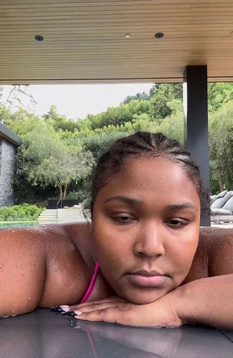 Lizzo Praised By Fans As She Oozes Confidence In Pink Bikini At Poolchella The Mirror