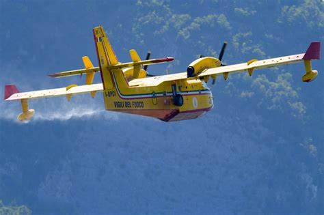 Canadair Precipita E Si Schianta Sull Etna Si Temono Vittime