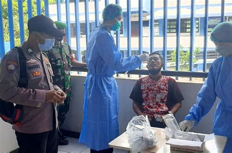 Guru Pengajar Dan Siswa Sekolah Di Pulau Pemukiman Testing Swab