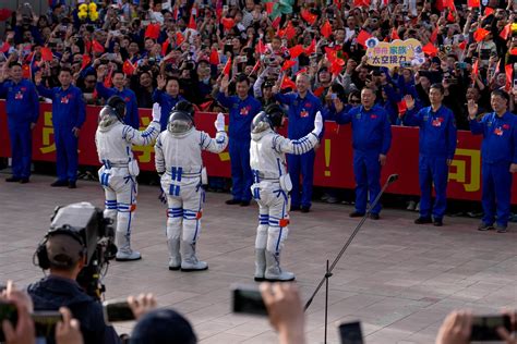 China lanzó al espacio tres astronautas en una misión revolucionaria