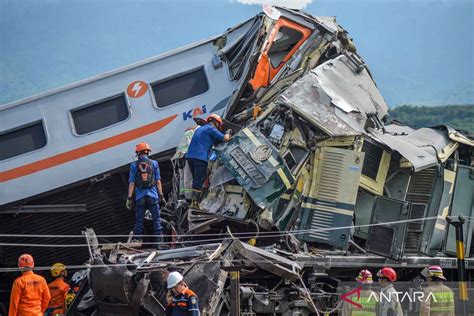 Kemarin Tabrakan Kereta Di Bandung Hingga Gunung Ibu Meletuss Antara