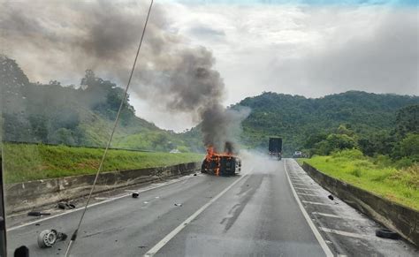 Utilit Ria Capota E Pega Fogo Na Br Em Barra Do Turvo Portal