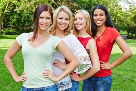 Groupe De Femmes En Nature Tenant Des Pouces Image Stock Image Du