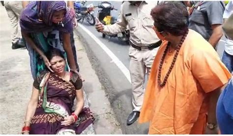 Bhopal Mp Sadhvi Pragya Singh Thakur Help A Woman After Accident In Vip