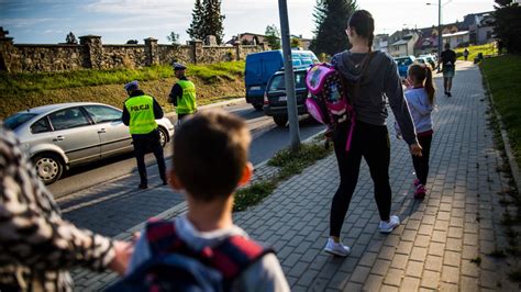 Policjanci pod szkołami powiatu gorlickiego Powrót do szkół