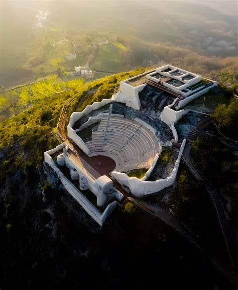 Nayhuoy - Nicolino Lombardi stumbled upon the Temple-Theater of Monte