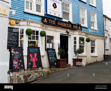 Harbour inn padstow hi-res stock photography and images - Alamy