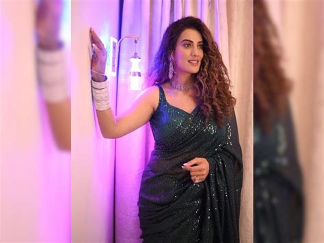 Akshara Singh Raised The Internet Temperature By Wearing An Off