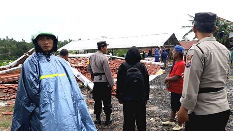 Terjangan Angin Kencang Landa Wilayah Gunungkidul Pendopo Pasar Tawang