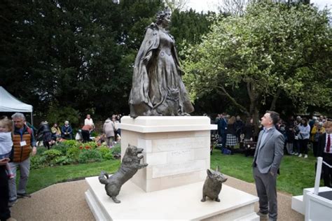 Queen Elizabeth Iis First Permanent Memorial Statue Features Three Of