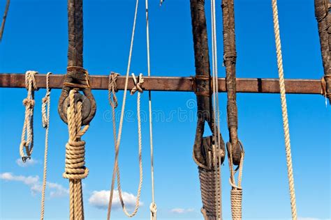 Aparejos Y Cuerdas Marinas De Madera Del Barco De Vela Imagen De