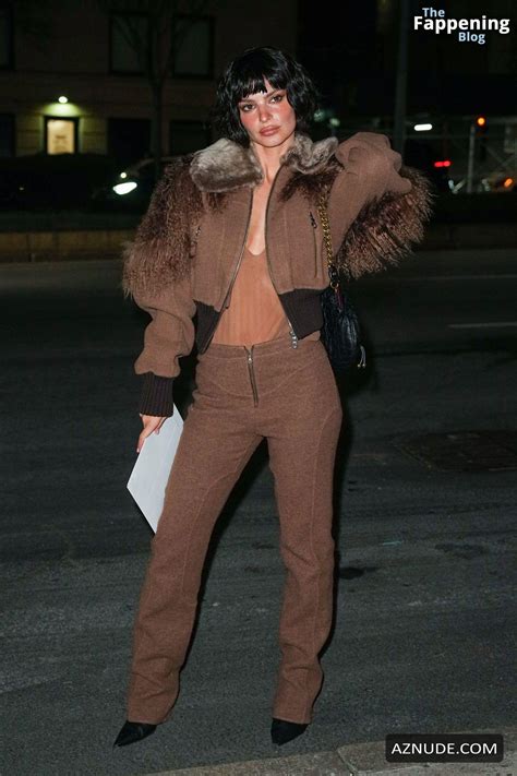 Emily Ratajkowski Sexy Flashes Her Hot Tits While Attending To Marc Jacobs Fashion Show In New