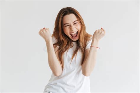 La Mujer Alegre En Camiseta Que Grita Y Disfruta Imagen De Archivo