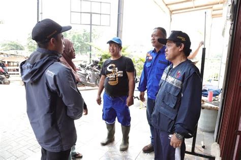 Dinsos Kota Tangerang Bagikan Nasi Bungkus Untuk Korban Banjir