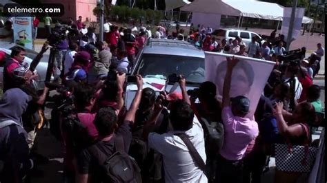 Manifestantes Retienen Alcalde De Acapulco Y Le Reclaman Por 43