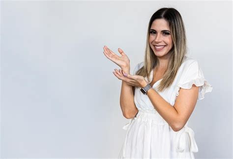 Una joven latina señala a los lados concepto de publicidad y